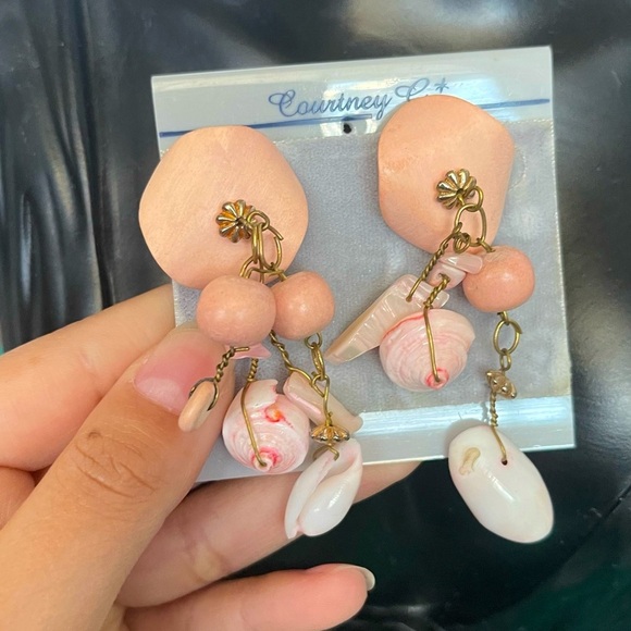 Authentic vintage shell and mop pink dangle earrings - Picture 1 of 4